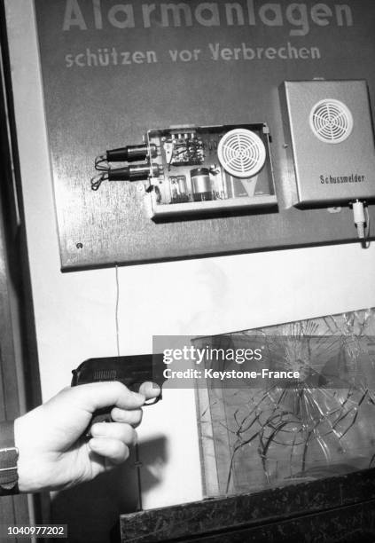 Un nouveau système d'alarme muni d'une vitre pare-balle est présenté lors d'une exposition au siègle de la police le 14 octobre 1964 à Munich,...