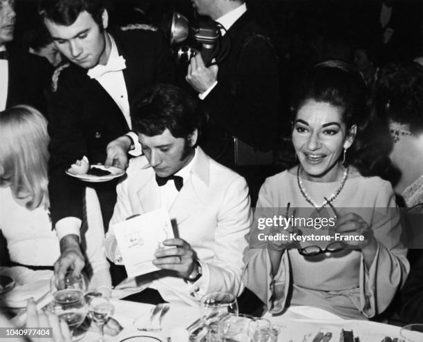 La cantatrice Maria Callas lors du dîner aux chandelles commémorant le vingtième anniversaire du cabaret le Lido à Paris, France, le 2 novembre 1966.