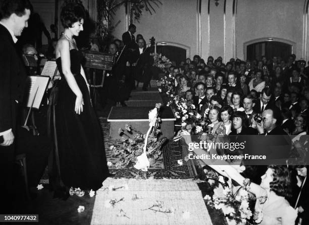 La cantatrice Maria Callas acclamée par le public après une représentation à Hambourg, en Allemagne, le 17 mars 1962.