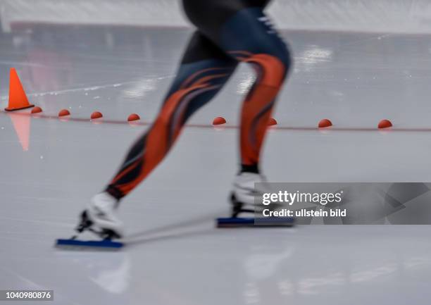 Kleine Plasikhalbkugel auf dem Eis begrenzen die Laufbahn waehrend der Deutschen Eisschnelllauf Meisterschaft in der Max Aicher Arena am 27. Oktober...
