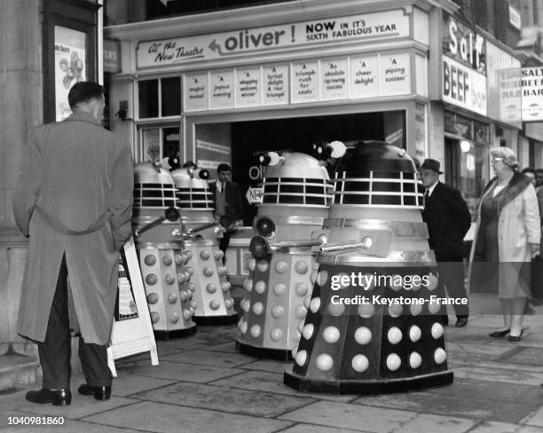 Les Daleks de la série télévisée 'Doctor Who' sont devant le Wyndham's Theatre où se joue pendant un mois la pièce de théâtre 'The curse of the...