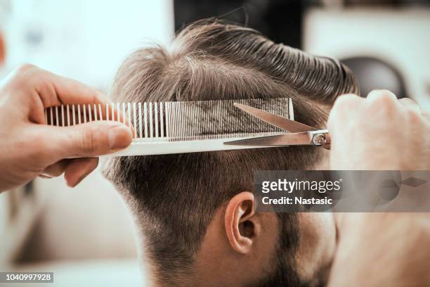 styling dei capelli da parrucchiere professionista - stile di capelli foto e immagini stock