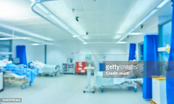 habitación médica desenfocada - hospital ward fotografías e imágenes de stock