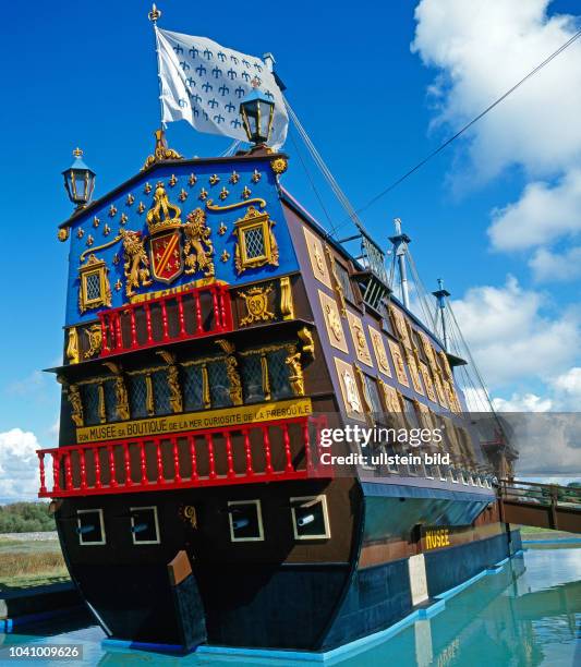 Die Galeone von Plouharnel, das Museumsschiff 'Le Galion', die moderne Nachbildung eines Segelschiffes des 18. Jahrhunderts, liegt am Ufer der...