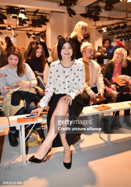 Jasmin Tabatabai besucht am in Berlin im Rahmen der Berliner Modewoche die Show von Dorothee Schumacher bei der Mercedes Benz Fashion Week.