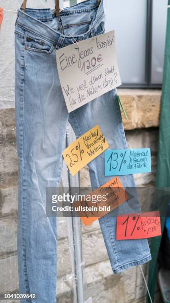 Jeans mit der Aufteilung, wer wie viel vom Kaufpreis der Hose i.H. V. 120 Euro erhält auf dem Fair Trade Festival Fairstival in Bielefeld