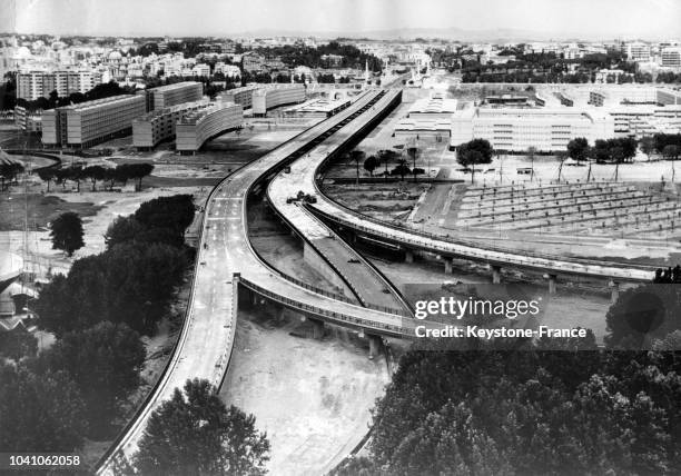 Routes surélévées nouvellement construites afin de faciliter la circulation autour du village olympique en prévision des Jeux Olympiques le 1er août...