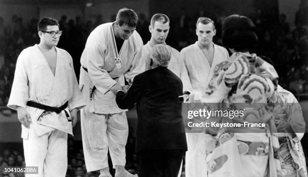Athlète hollandais Geesink reçoit la médaille d'or pour sa victoire à l'épreuve olympique de judo devant le Japonais Akio Kaminaga et l'Australien...