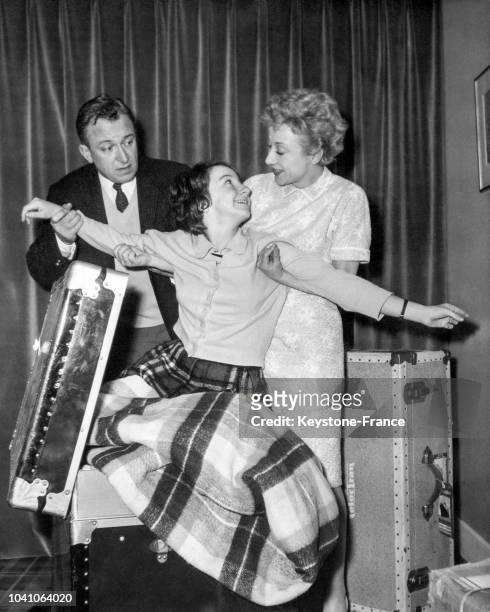 Les comédiens Robert Dhéry, Colette Brosset et leur fille à leur domicile après leur retour d'une tournée triomphale en Amérique pour les...