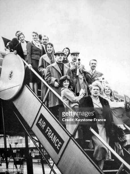 La troupe de comédiens de Robert Dhéry débarque d'un avion Air France au retour d'une tournée en Angleterre, le 22 octobre 1964 en France.