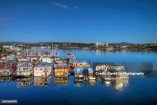 house boats at fisherman's wharf in victoria bc - victoria canada photos et images de collection