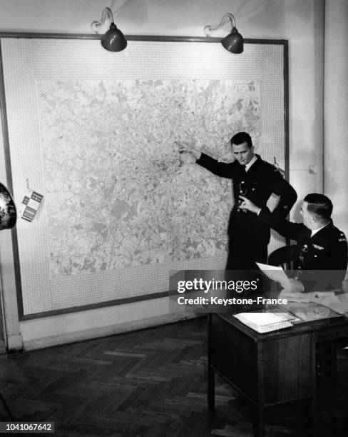 Réunion dans la salle des cartes au siège de la police à Londres, Royaume-Uni, le 11 octobre 1961.