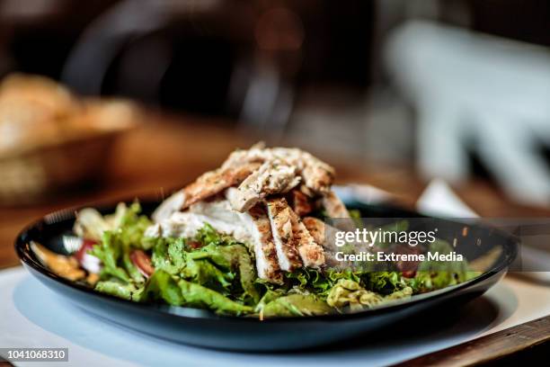 plato con comida en la mesa - pollo a la plancha fotografías e imágenes de stock