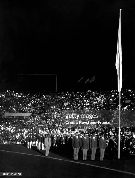 Le drapeau olympique est baissé et les trois salves d'artillerie sont tirées lors de la cérémonie de clôture des Jeux Olympiques en septembre 1960 à...