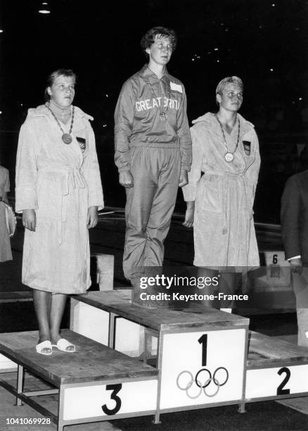 Anglaise Anita Lonsbrough, devant les Allemandes Wiltrud Urselmann et Barbara Gôbel de l'équipe unifiée d'Allemagne sur le podium après avoir...