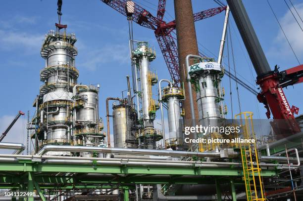 The new vacuum distillation column is constructed at the crude oil distillation facility at the PCK refinery in Schwedt/Oder, Germany, 14 April 2016....