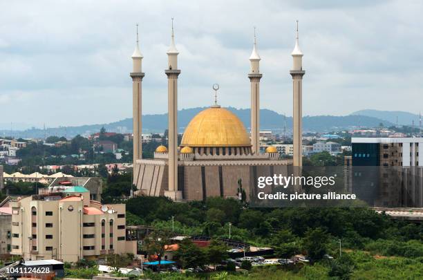 The Nigerian national mosque in Abuja, Nigeria, 10 October 2016. PHOTO: MONIKA SKOLIMOWSKA/dpa | usage worldwide