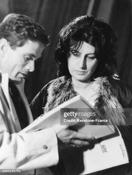 Anna Magnani et Pier Paolo Pasolini lisant le scènario du film 'Mamma Roma', à Rome, Italie, en avril 1962.