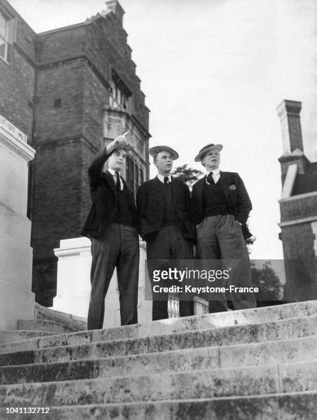 Etudiants sur le campus de la prestigieuse Harrow School, circa 1960 à Harrow, Royaume-Uni.