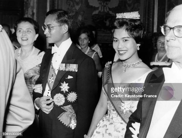 Le roi Rama IX de Thaïlande et son épouse la reine Sirikit à une réception en leur honneur au palais du Quirinal à Rome, Italie, le 29 septembre 1960.