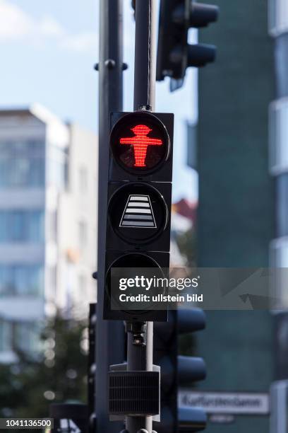 Rote Ampel mit Ladebalken am Olivaer Platz als Test vom Berliner Senat