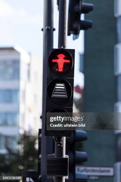 Rot Ampel mit Ladebalken am Olivaer Platz als Test vom Berliner Senat