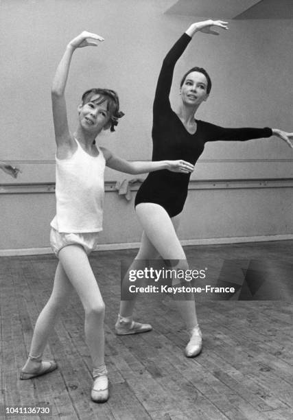 Leslie Caron et sa fille Jennifer en cours de danse classique, à Londres, Royaume-Uni, circa 1960.