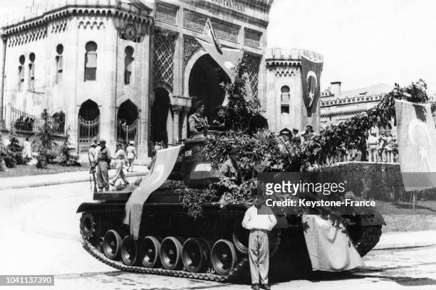 Devant le portail de l'Université d'Istanbul, les chars patrouillent, tout empavoisés, à Istanbul, Turquie, le 8 juin 1960.