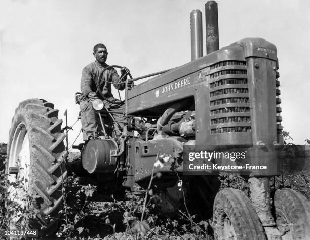 Paysan consuidant un tracteur moderne donné par les Etats-Unis dans le cadre du Plan Marshall, en Turquie, en 1948 .