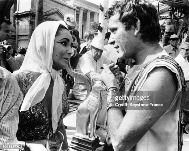 En 1963, dans les studios de la Cinecitta, sur le tournage du film 'Cléopâtre', après la procession de la reine d'Egypte à son arrivée à Rome,...