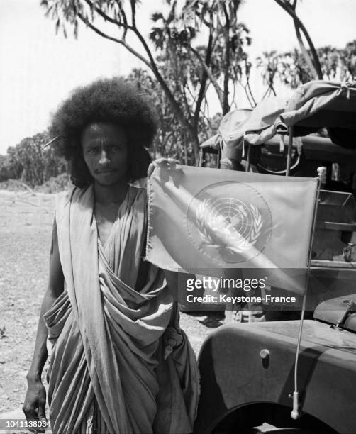 Erythréen brandissant le drapeau des Nations Unies en 1952, après la proposition par l'ONU de la création d'une fédération composée de l'Ethiopie et...