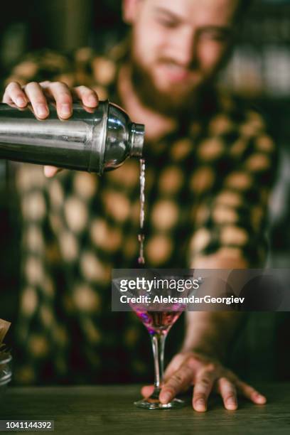 de kunst van het maken van cocktails - barman tequila stockfoto's en -beelden
