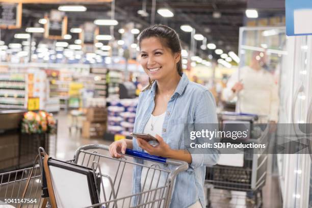 女性は、バルク食品倉庫でのショッピングを楽しんでいます。 - giant woman ストックフォトと画像