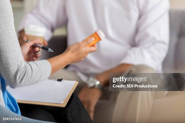 psychische gesundheit professionelle schreibt anti-depressiva für männliche patienten - antidepressivo stock-fotos und bilder