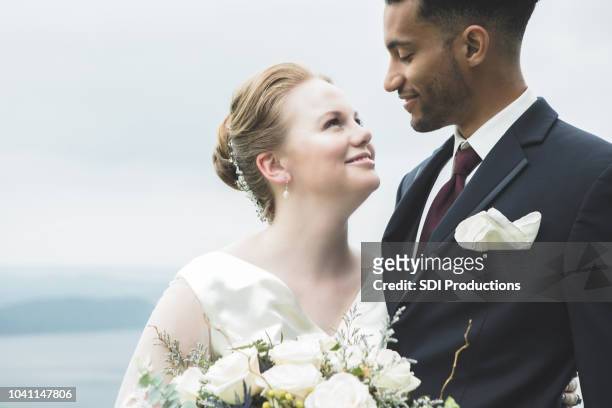 primo piano della sposa sorridente al suo sposo all'aperto - african american wedding foto e immagini stock