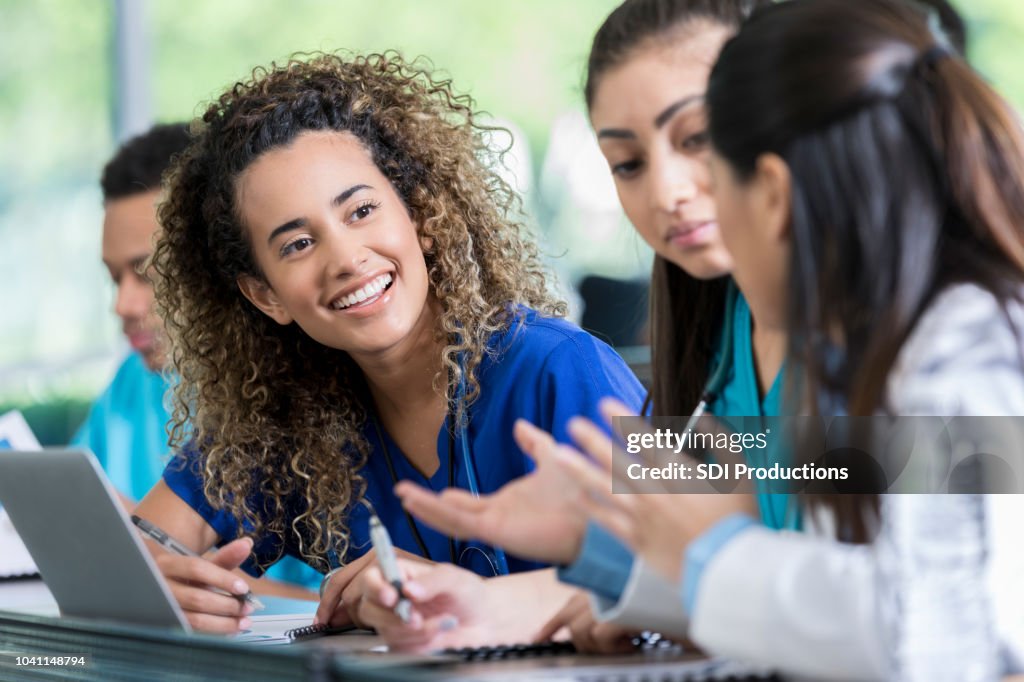 Studierende der Medizin arbeiten gemeinsam an Klassenzimmer Zuordnung