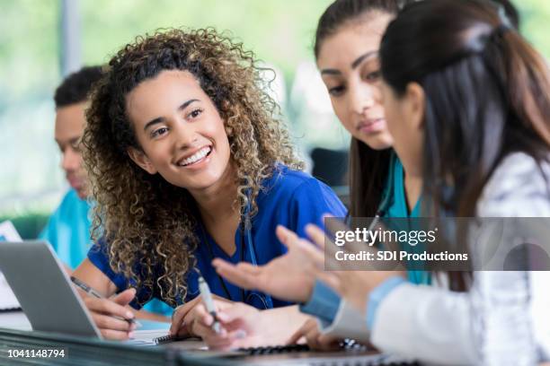 medische studenten werken samen aan toewijzing van de klas - schooldokter stockfoto's en -beelden