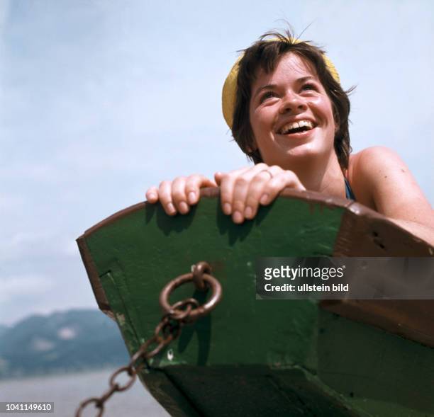 Lachende junge Frau auf einem Kahn, 60er Jahre
