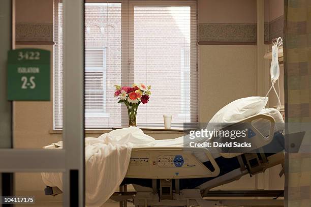 empty hospital bed - ziekenhuis stockfoto's en -beelden