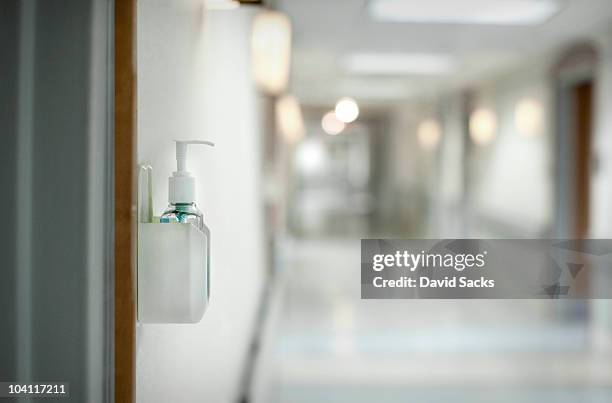 hand sanitizer dispenser in hospital - krankenhaus niemand stock-fotos und bilder