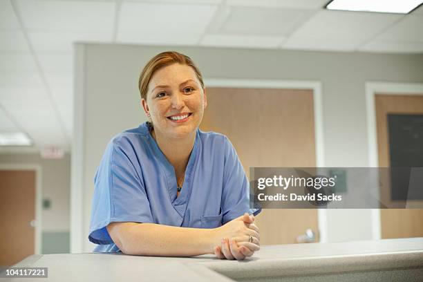 portrait of female nurse in hospital - krankenschwester portrait stock-fotos und bilder