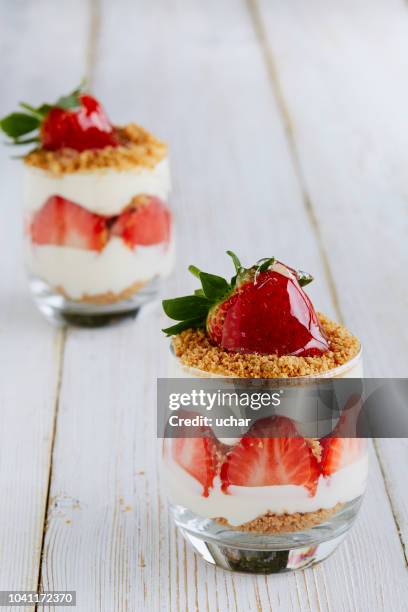sweet-käsekuchen mit erdbeeren - mousse stock-fotos und bilder