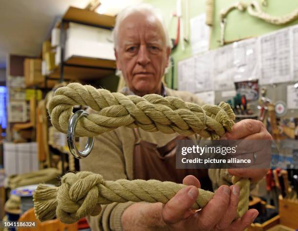 Hans Breaking Rope 34 Splice Rope Stock Photos, High-Res Pictures, and Images - Getty Images