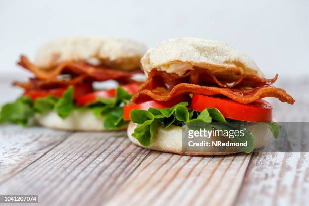 sándwich blt en mollete inglés - bocadillo de beicon lechuga y tomate fotografías e imágenes de stock