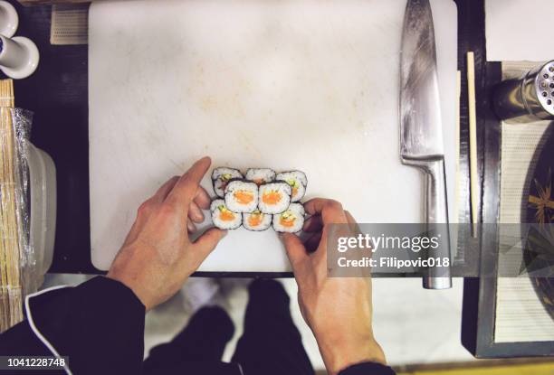 preparing sushi - de rola imagens e fotografias de stock