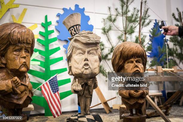 Deutschland Germany Berlin Die Büsten von US Präsident Donald Trump und Bundeskanzlerin Angelika Merkel, von einem Kettensägerkünstler gefertigt, auf...