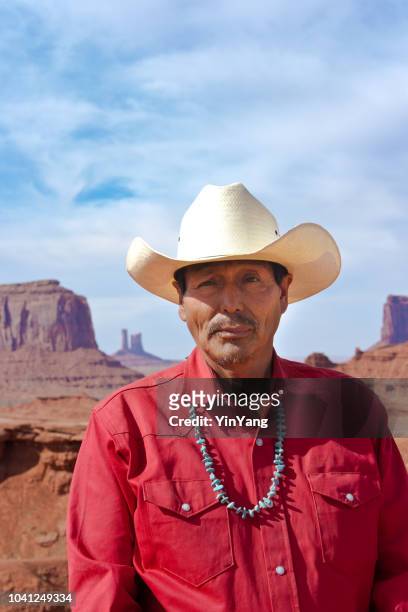 retrato de vaqueiro ocidental nativo americano em monument valley tribal park - monument valley tribal park - fotografias e filmes do acervo