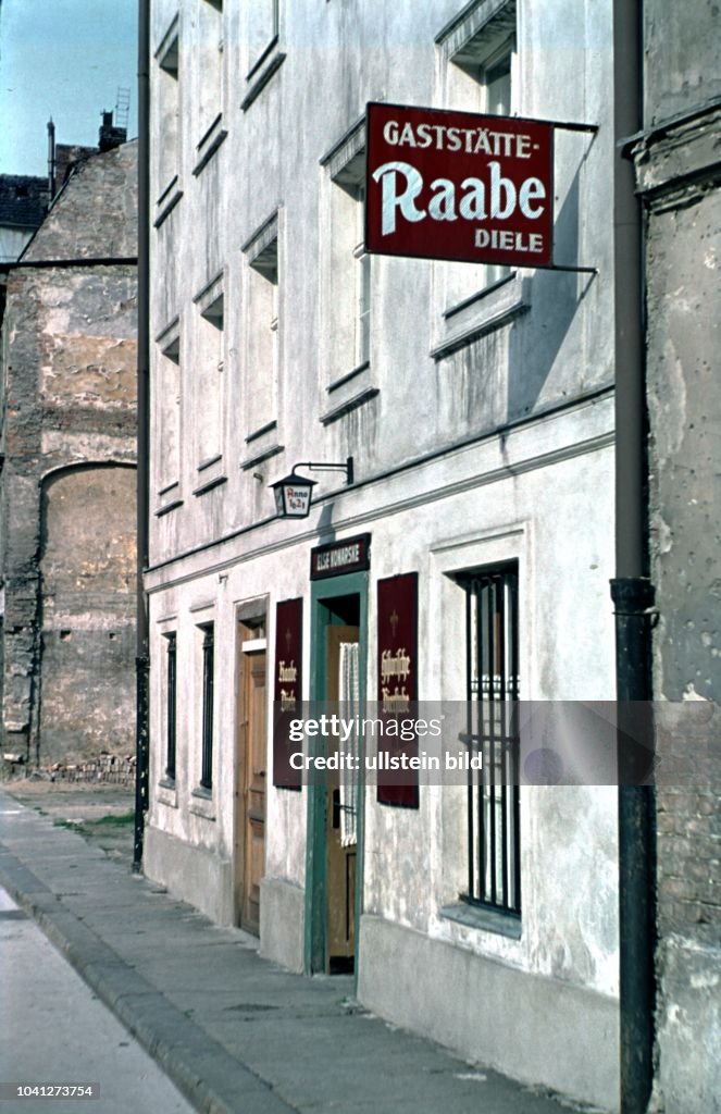 GDR, East-Berlin Mitte, restaurant Raabe-Diele at Sperlingsgasse 10