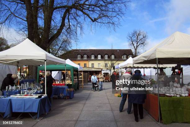 Der Kunsthandwerkermarkt aufgenommen in Rheinsberg im Bundesland Brandenburg. Kleine Töpfereien, Keramikateliers, Kunstschmieden, Papierkünstler und...