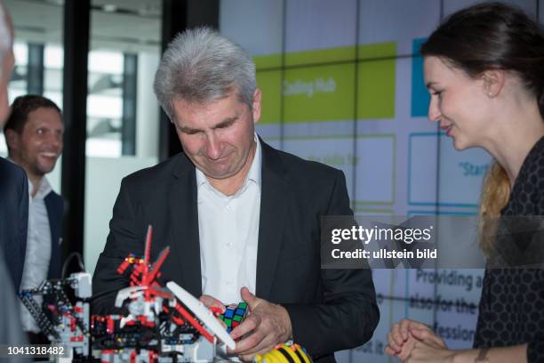 Wirtschafts- und Digitalminister Prof. Dr. Andreas Pinkwart trifft auf seiner Sommertour 2017 zahlreiche junge Unternehmerinnen und Unternehmer,...